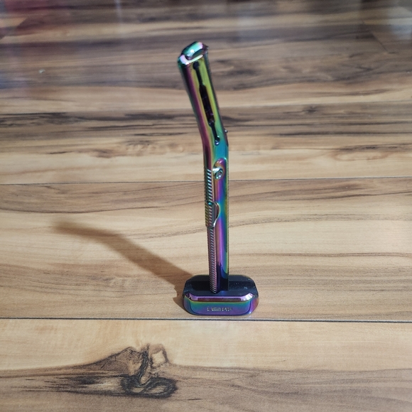 Leaf Shave Rainbow Prism Dermaplaner Kit with Stand and Refills - Picture 3 of 6